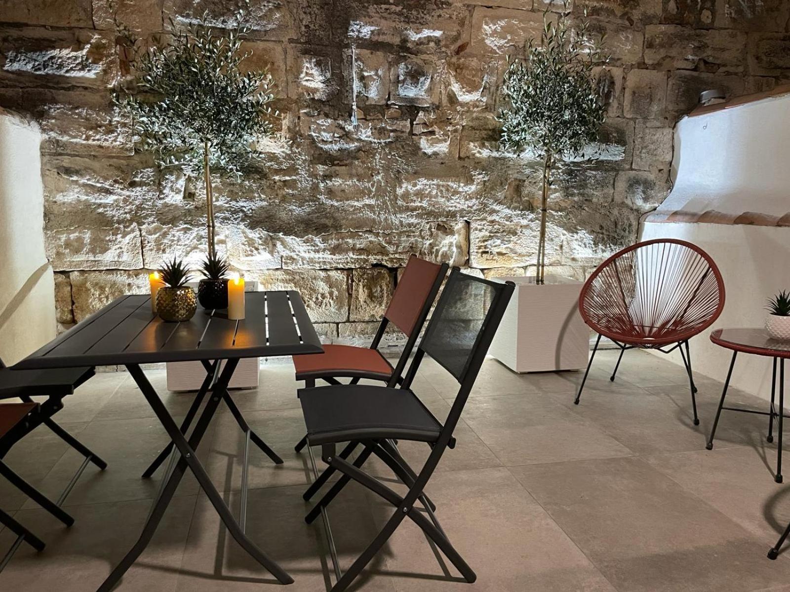 Maison Cosy, 2 Chambres, Adossee Aux Remparts エーグ・モルト エクステリア 写真